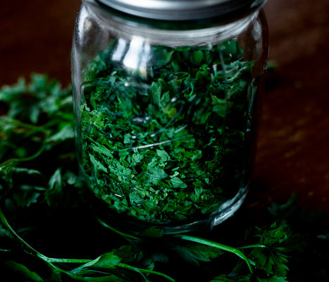 A bundle of healthy fresh parsley and a jar of dried parsley