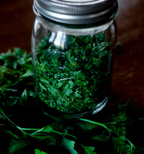 A bundle of healthy fresh parsley and a jar of dried parsley